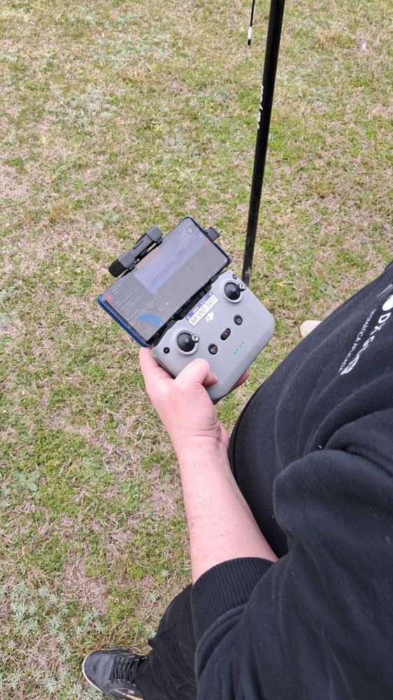 Piloto con el control del drone durante un relevamiento